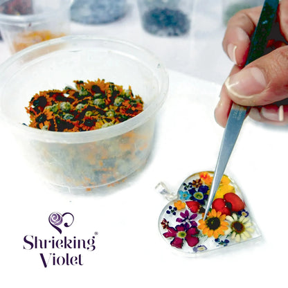 银色水滴心形耳环，饰有紫色小花，由 Shrieking Violet 设计