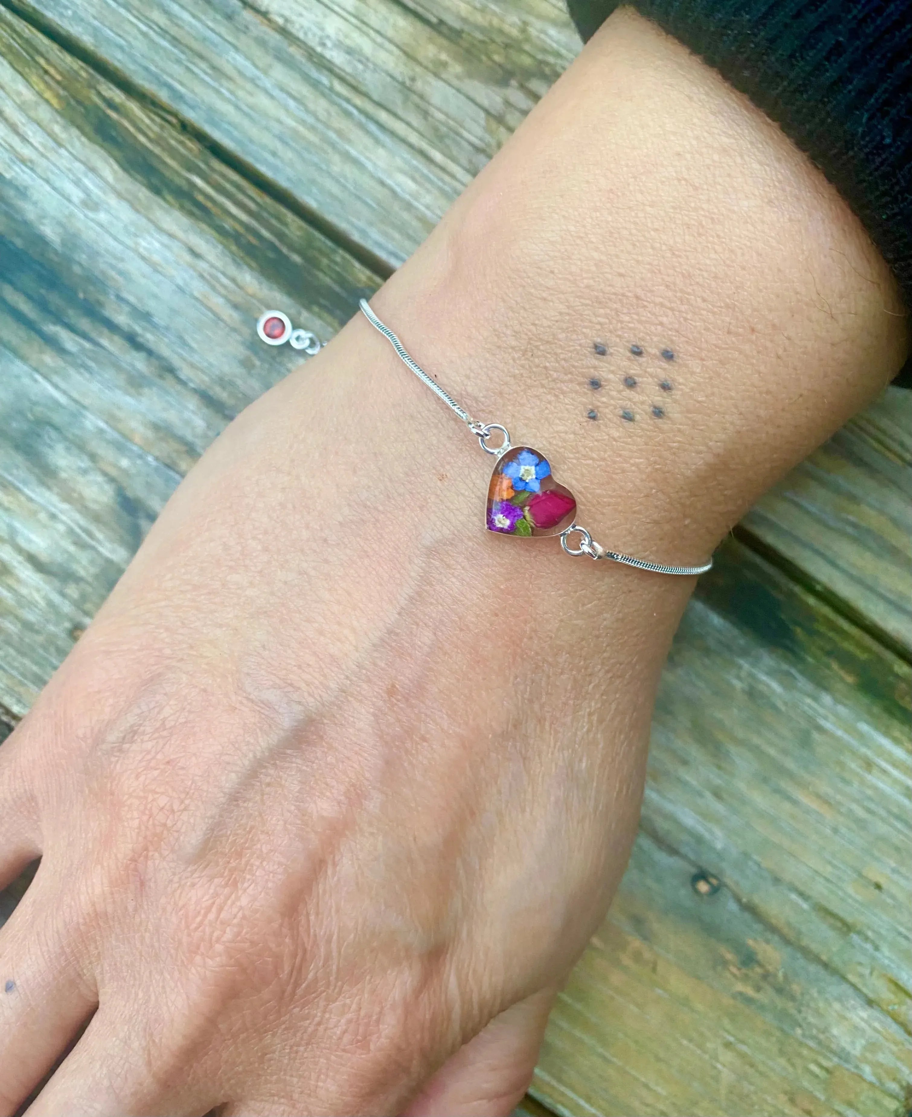Personalisierte Blumenarmbänder aus Sterlingsilber mit Geburtssteinen | Shrieking Violet®